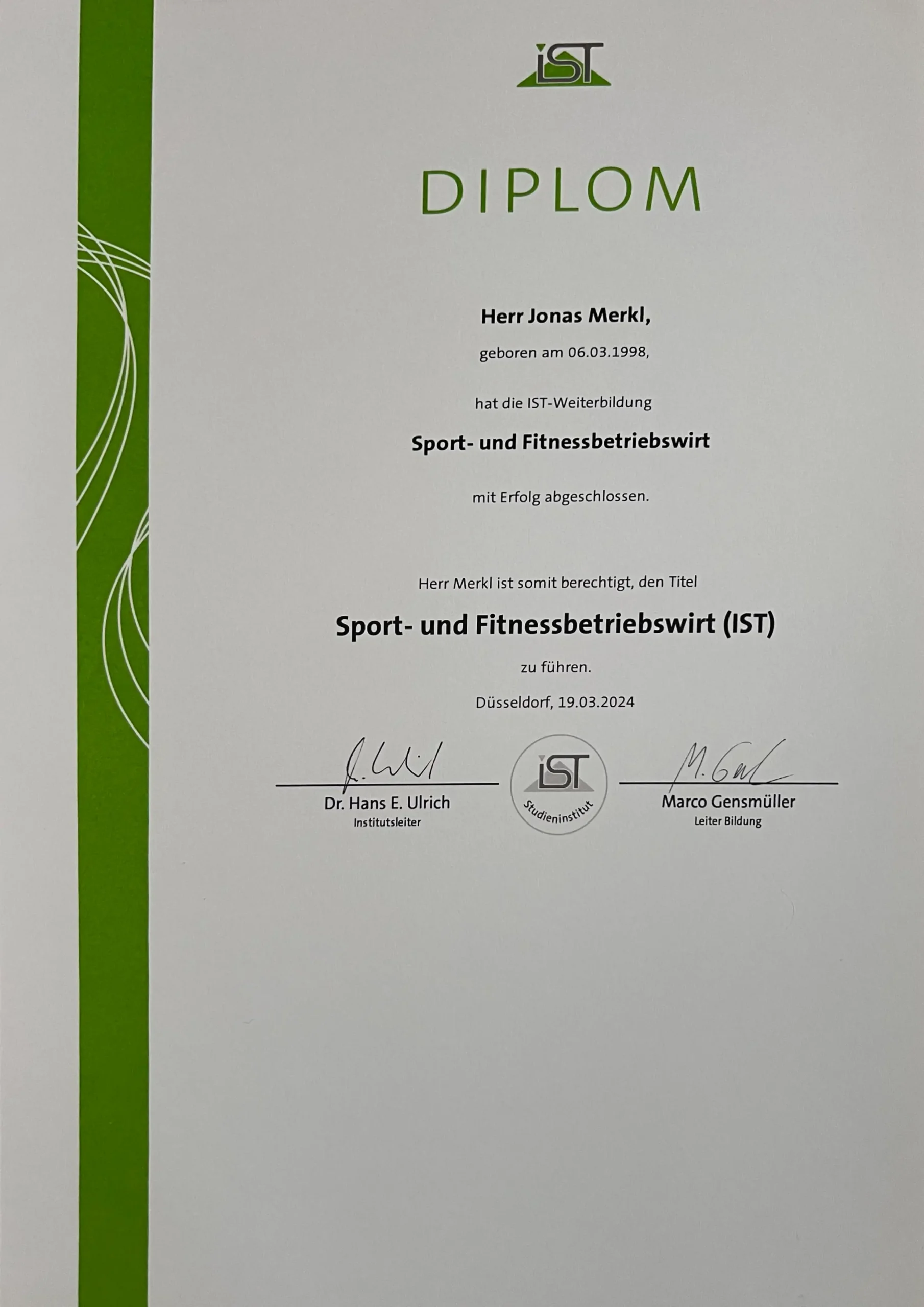 ein Bild eines abgeschlossenen Diploms für Sport- und Fitnessbetriebswirt